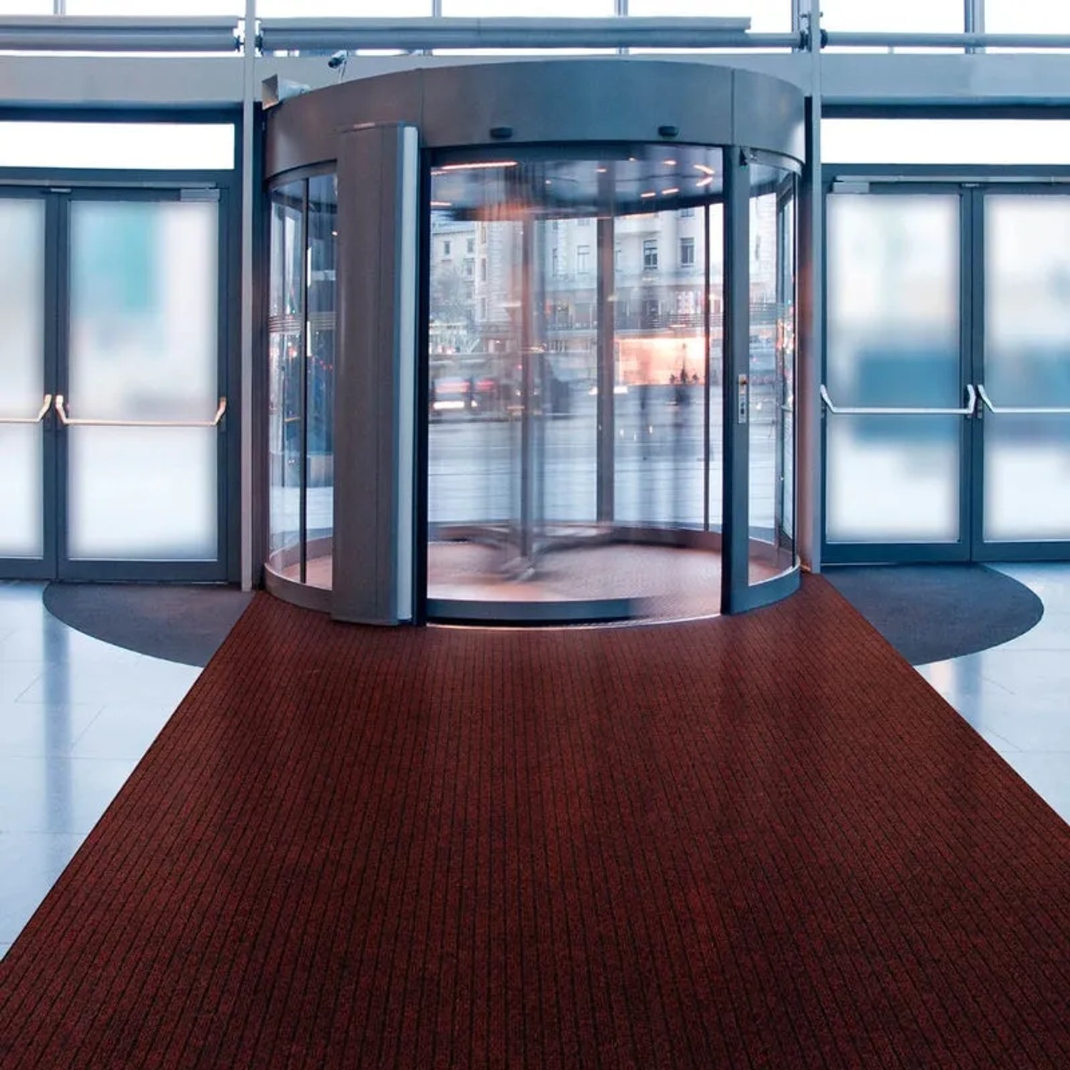Roter KARAT Eventteppich Atlas vor Drehtür, 200x500 cm, pflegeleicht und maßgefertigt.