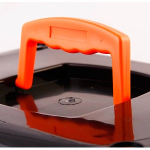 Detailaufnahme: Orangefarbener Tragegriff der Heim RAC Transportbox für Kleintiere.