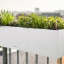 Lechuza Balconera Stone 80, Quarzweiß, bepflanzter Blumenkasten mit Bewässerungssystem für Balkon.