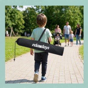 Kind trägt faltbares Relaxdays Fußballtor in schwarzer Tragetasche durch Park. Perfekt für Spiel & Spaß.