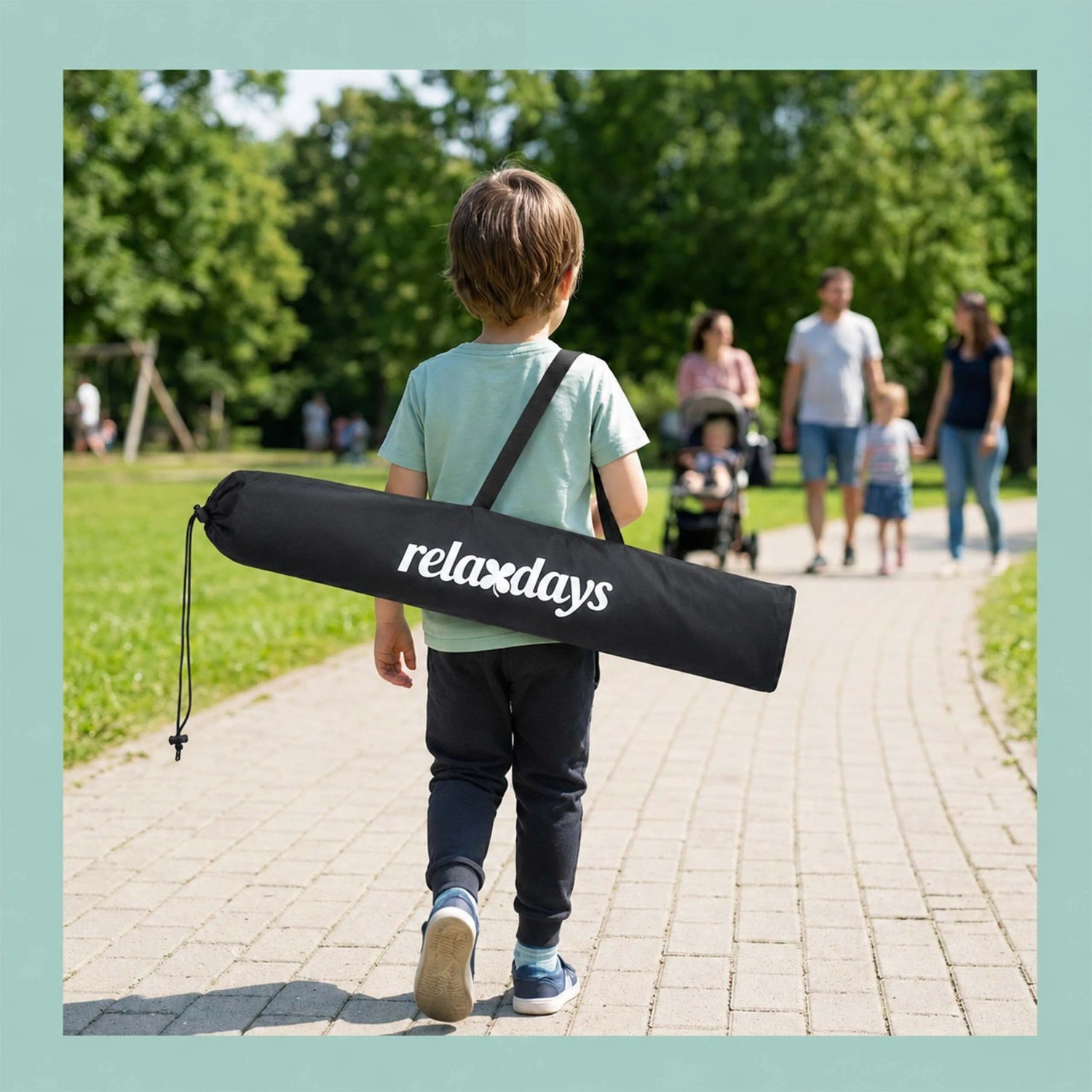 Kind trägt faltbares Relaxdays Fußballtor in schwarzer Tragetasche durch Park. Perfekt für Spiel & Spaß.