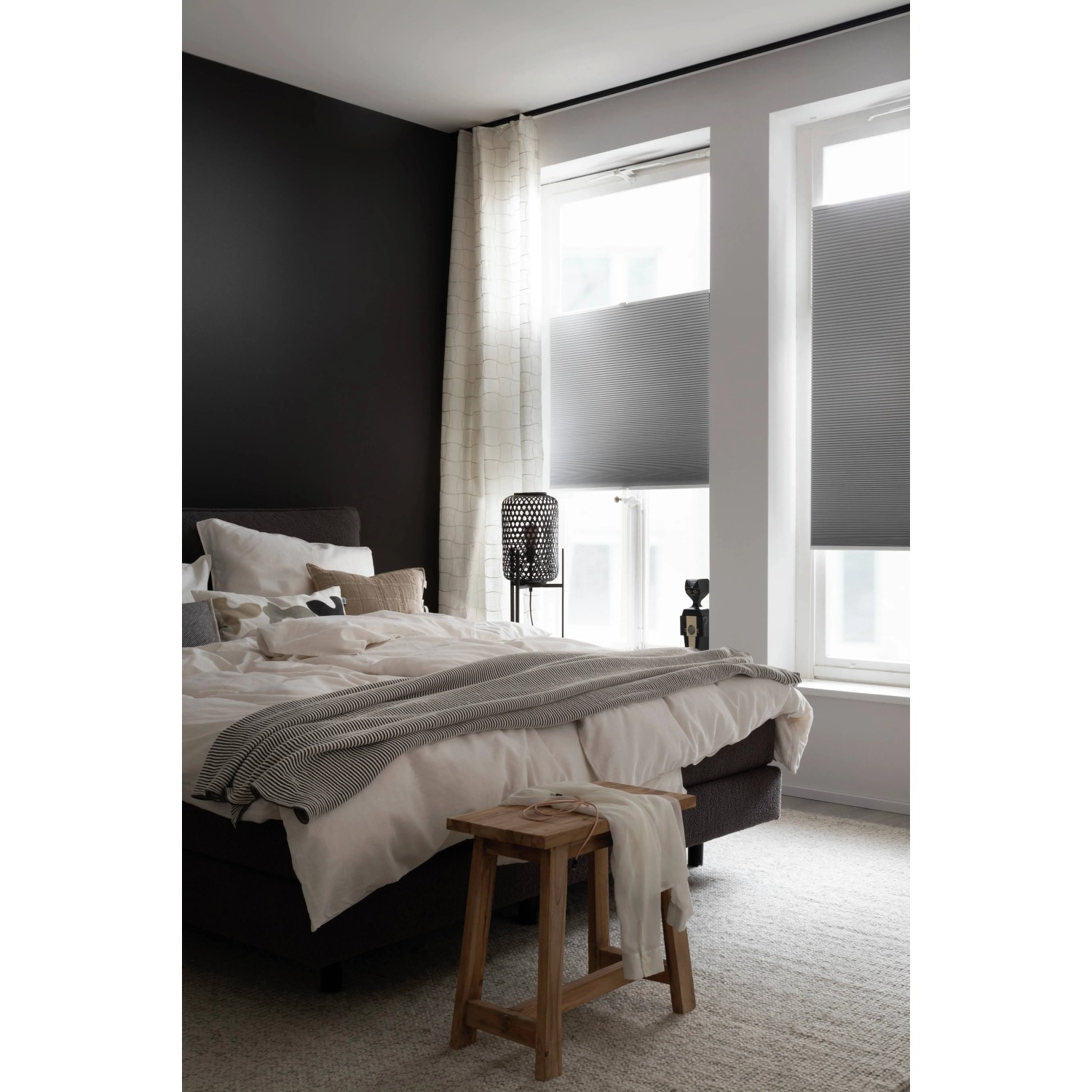 Schöner Wohnen Thermo-Wabenplissee Sina, 90x130 cm, grau, im Schlafzimmer mit Bett und Hocker.