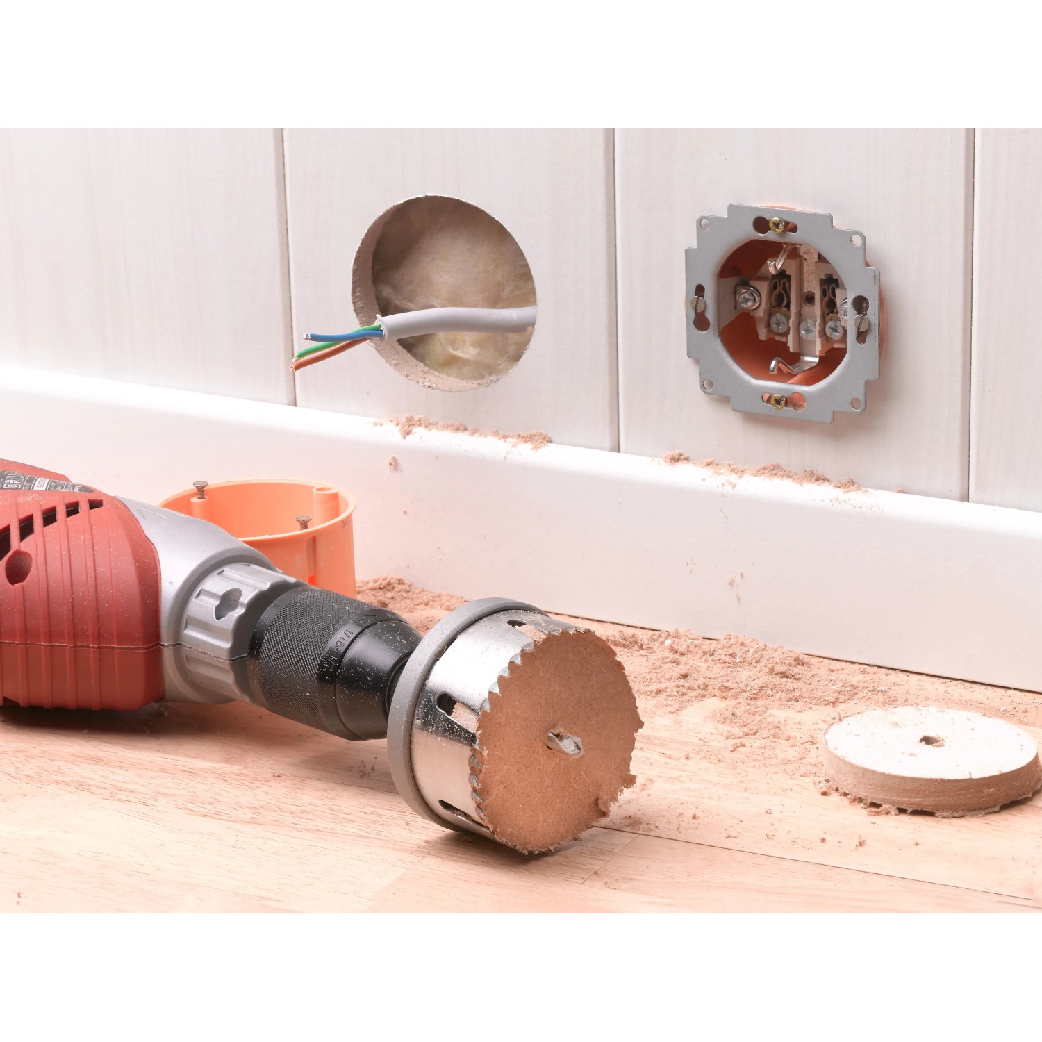 kwb Akku Top Mehrkranzlochsäge im Einsatz zum Bohren von Löchern in einer Wand.