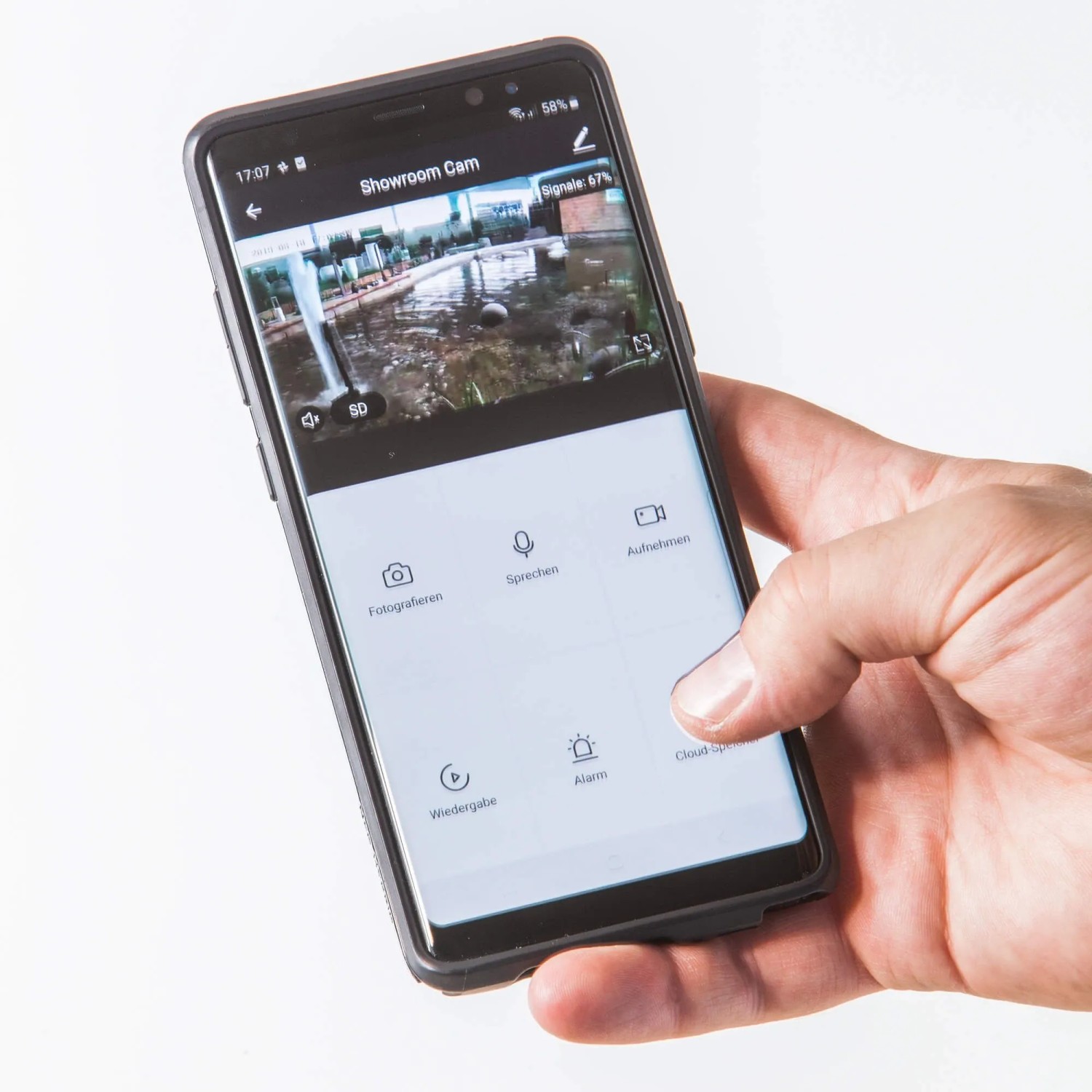 Hand hält Smartphone mit App der Summer Fun Smart Garden Cam zur Kameraüberwachung.