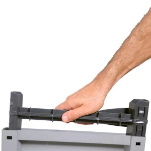 Detailaufnahme: Hand montiert grauen vidaXL Kunststoffschrank (65x45x181 cm).