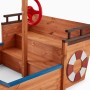 Detailansicht des Home Deluxe Sandkasten Matschekiste in Schiffsform mit Steuerrad und Rettungsring.