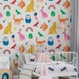 Mehrfarbige Joules Vliestapete mit Waldtier-Motiven und Regenbogen für Kinderzimmer.