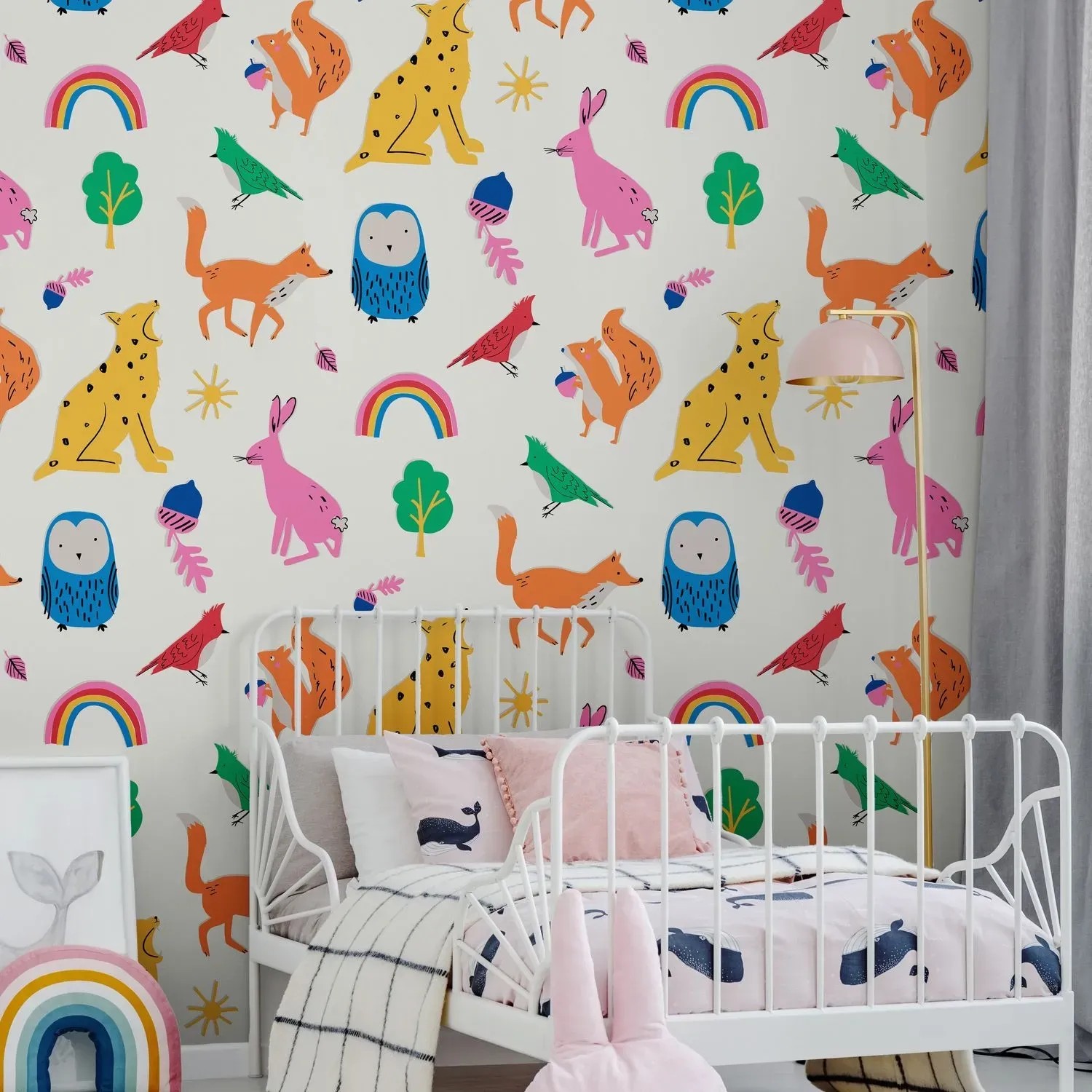 Mehrfarbige Joules Vliestapete mit Waldtier-Motiven und Regenbogen für Kinderzimmer.