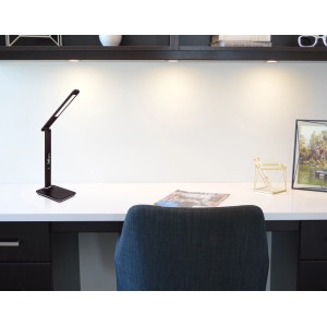 Globo LED-Tischlampe Tanna, dunkelbraun, mit Uhr und Touchdimmer auf Schreibtisch.