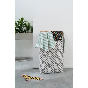 Wäschekorb mit Fischschuppenmuster, gefüllt mit Wäsche. Praktische Aufbewahrung für Bad oder Schlafzimmer.