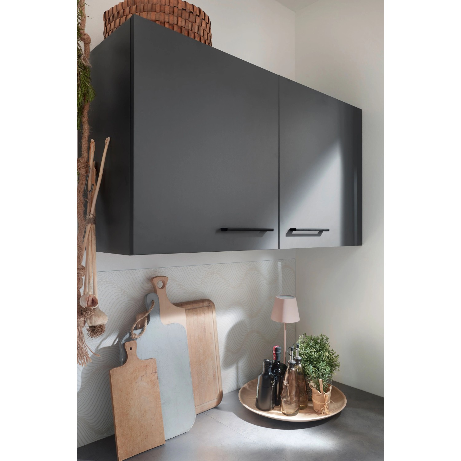 Respekta Küchenzeile Oliver 280 cm Grau Matt, Oberschränke mit schwarzen Griffen.