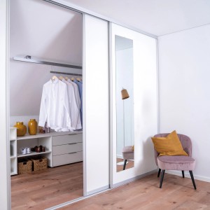 Spiegel-Baupaket 200x40, Teil einer Schiebetür im Schlafzimmer mit Kleiderschrank.
