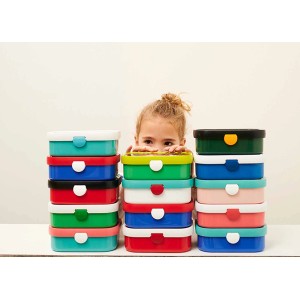 Mepal Campus Lunchsets: Bunte Brotdosen und Trinkflaschen für Kinder, gestapelt.