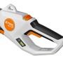 Detailaufnahme: Stihl Akku-Heckenschneider HLA 40 mit Teleskopschaft, Bedienelemente und Akkuanzeige.