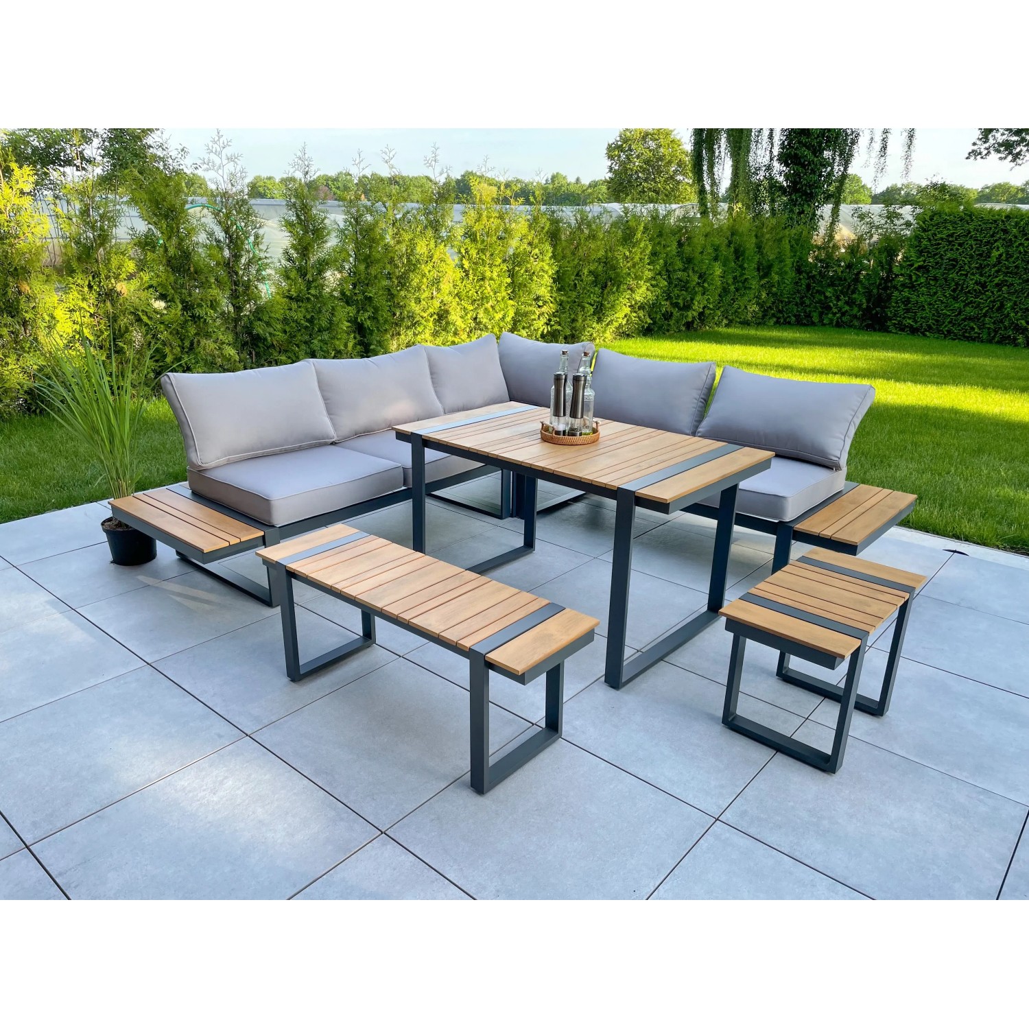 6-teilige Lounge-Eckgruppe Belmira in Grau-Braun mit Tisch, Bänken und Sofa für Garten oder Terrasse.