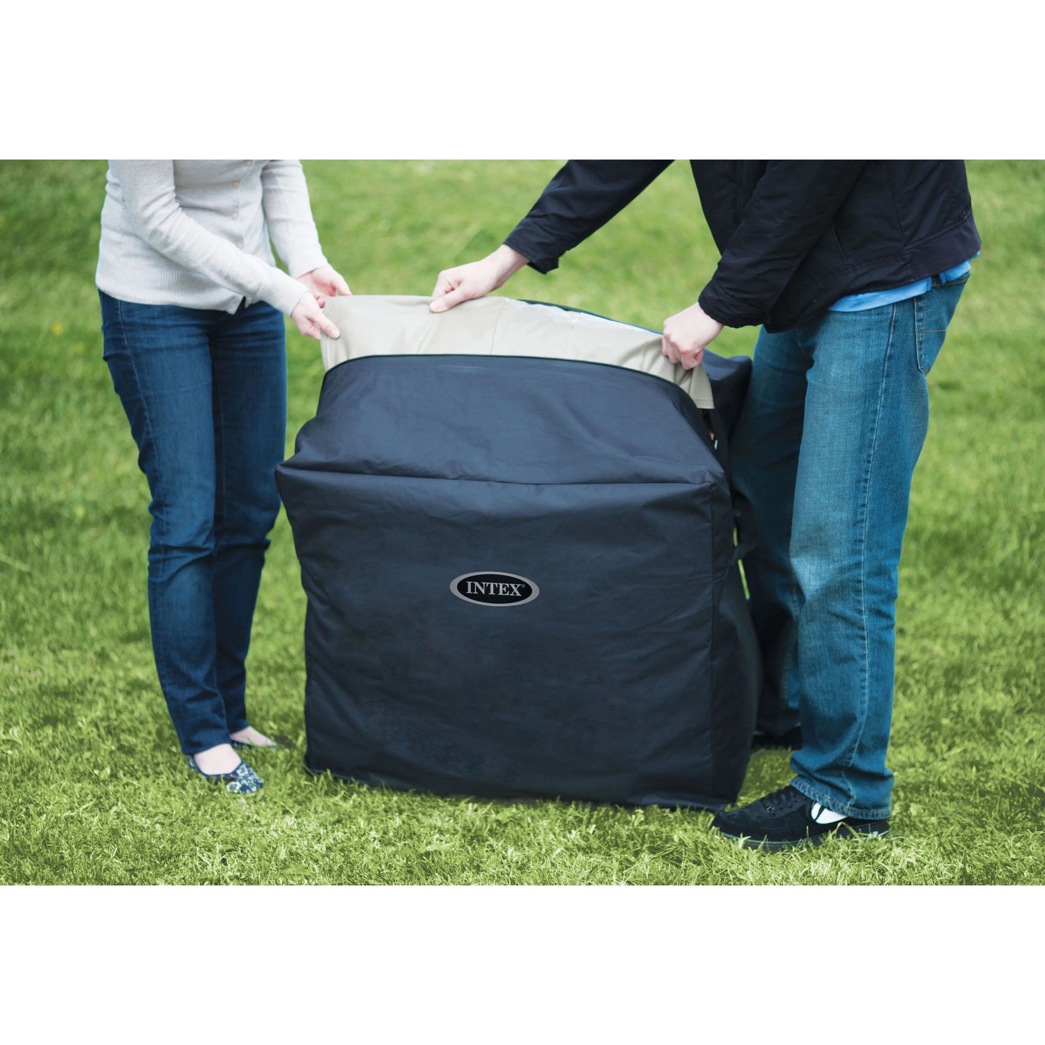 Verpackter Intex PureSpa Bubble Massage Whirlpool für 8 Personen, Ø 236 cm, mit Tragetasche.