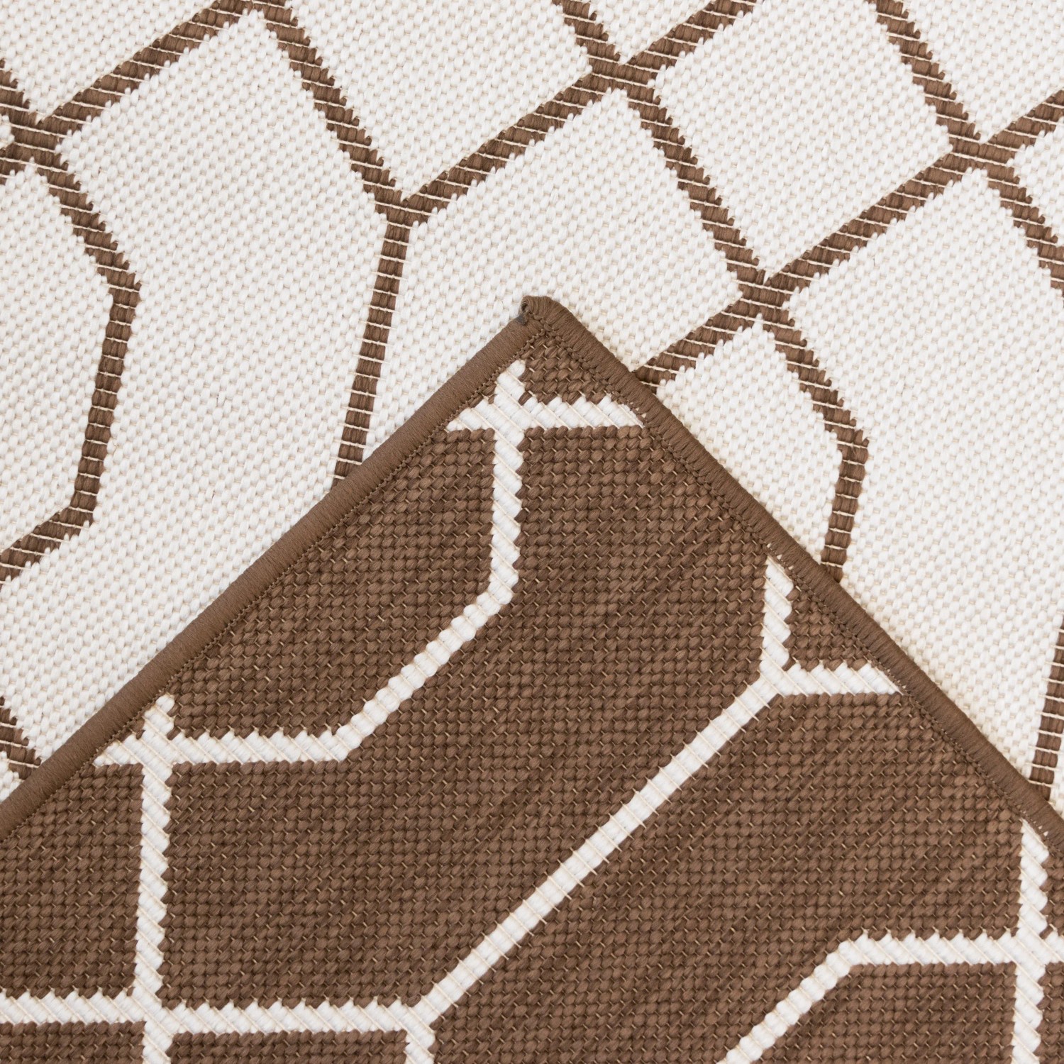 Braun-weißer In- & Outdoorteppich mit Geo-Muster, 160x220 cm. Wendbarer Kurzflorteppich.