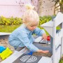 Kind spielt an roba Outdoor Matschküche in Hausoptik aus Holz mit Wasserhahn.