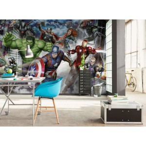 Bunte Komar Vlies Fototapete mit Marvel Avengers Motiven im Kinderzimmer.