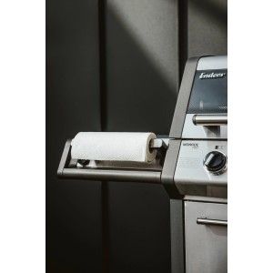 Enders Küchenrollenhalter Grill Mags am Grill befestigt mit Küchenrolle.