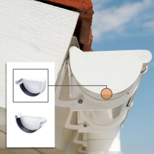 Weißer Inefa PVC Rinnenboden links, halbrund, mit Dichtung an einer Dachrinne montiert. Kunststoff-Dachrinnen Zubehör.