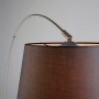 Moderne Bogenlampe Arc Basic: Stahlgestell mit schwarzem Stoffschirm. Innenleuchte für Wohnzimmer.