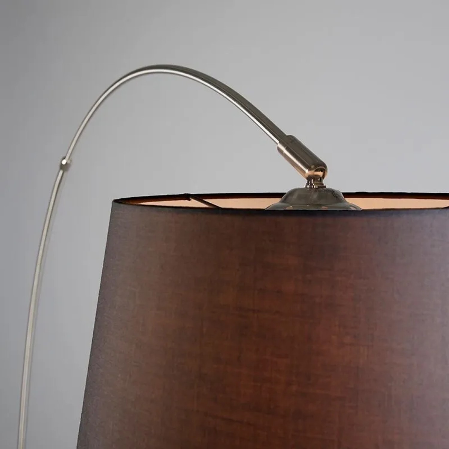 Moderne Bogenlampe Arc Basic: Stahlgestell mit schwarzem Stoffschirm. Innenleuchte für Wohnzimmer.