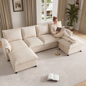 Beiges Merax Cloud Modularsofa aus Chenille mit weichen Kissen und zwei flexiblen Fußhockern im Wohnzimmer.