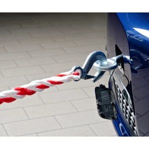 Detailaufnahme: Rot-weißes OBI Abschleppseil (2 t) mit Haken an blauem Auto befestigt.