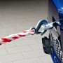 Detailaufnahme: Rot-weißes OBI Abschleppseil (2 t) mit Haken an blauem Auto befestigt.