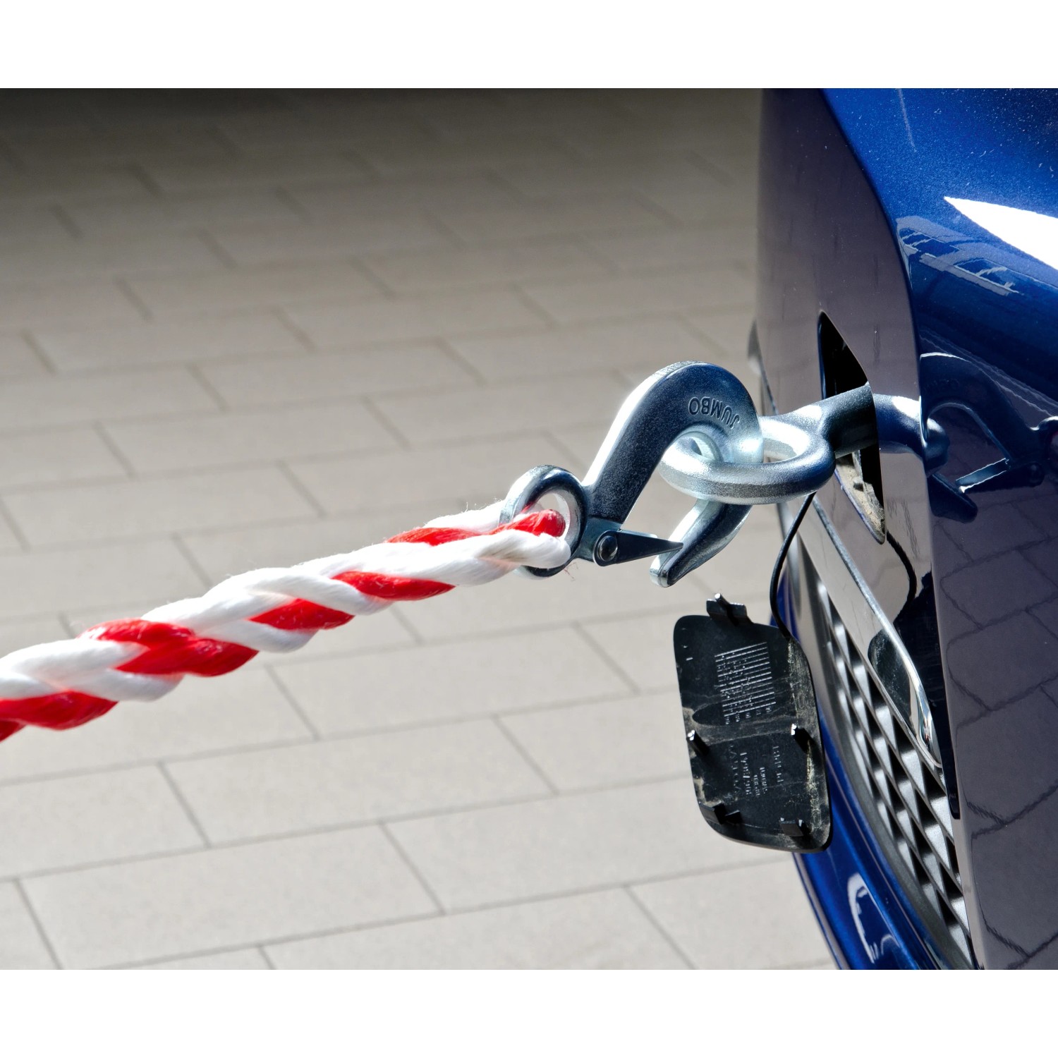 Detailaufnahme: Rot-weißes OBI Abschleppseil (2 t) mit Haken an blauem Auto befestigt.