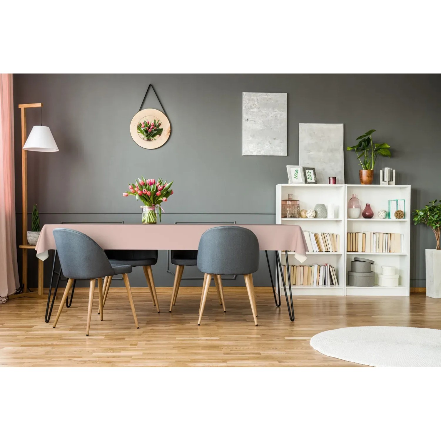 Esstisch mit pfirsichfarbener d-c-fix Tischdecke (Ø 140 cm).