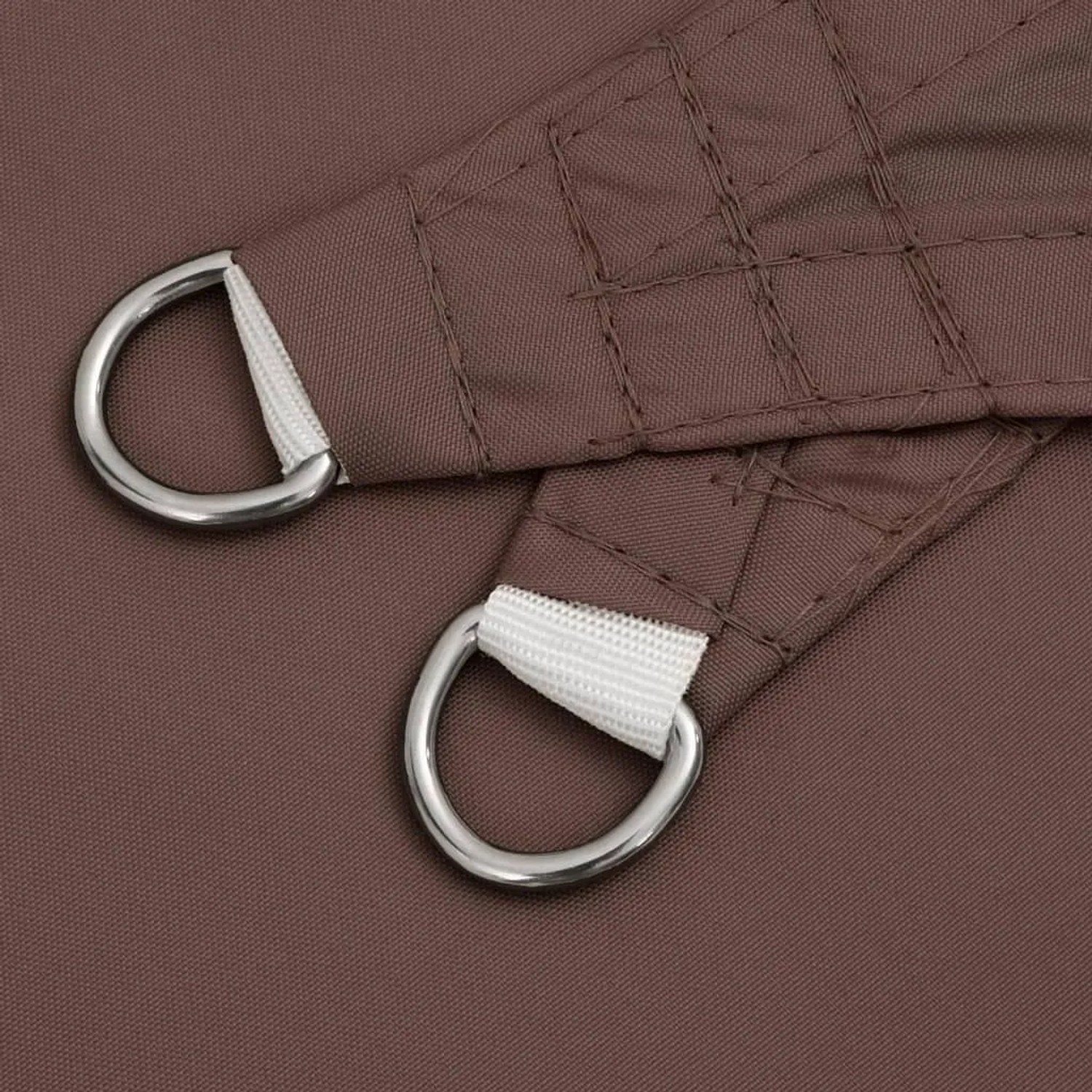 Detailansicht: Braunes Sonnensegel aus Oxford-Gewebe mit Edelstahl-D-Ringen und Gurtbändern zur Befestigung.