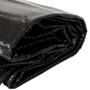 Gefaltete schwarze MCW Pool-Abdeckung aus 400 µm PE-Folie mit Blasenstruktur. Schützt und wärmt Poolwasser.