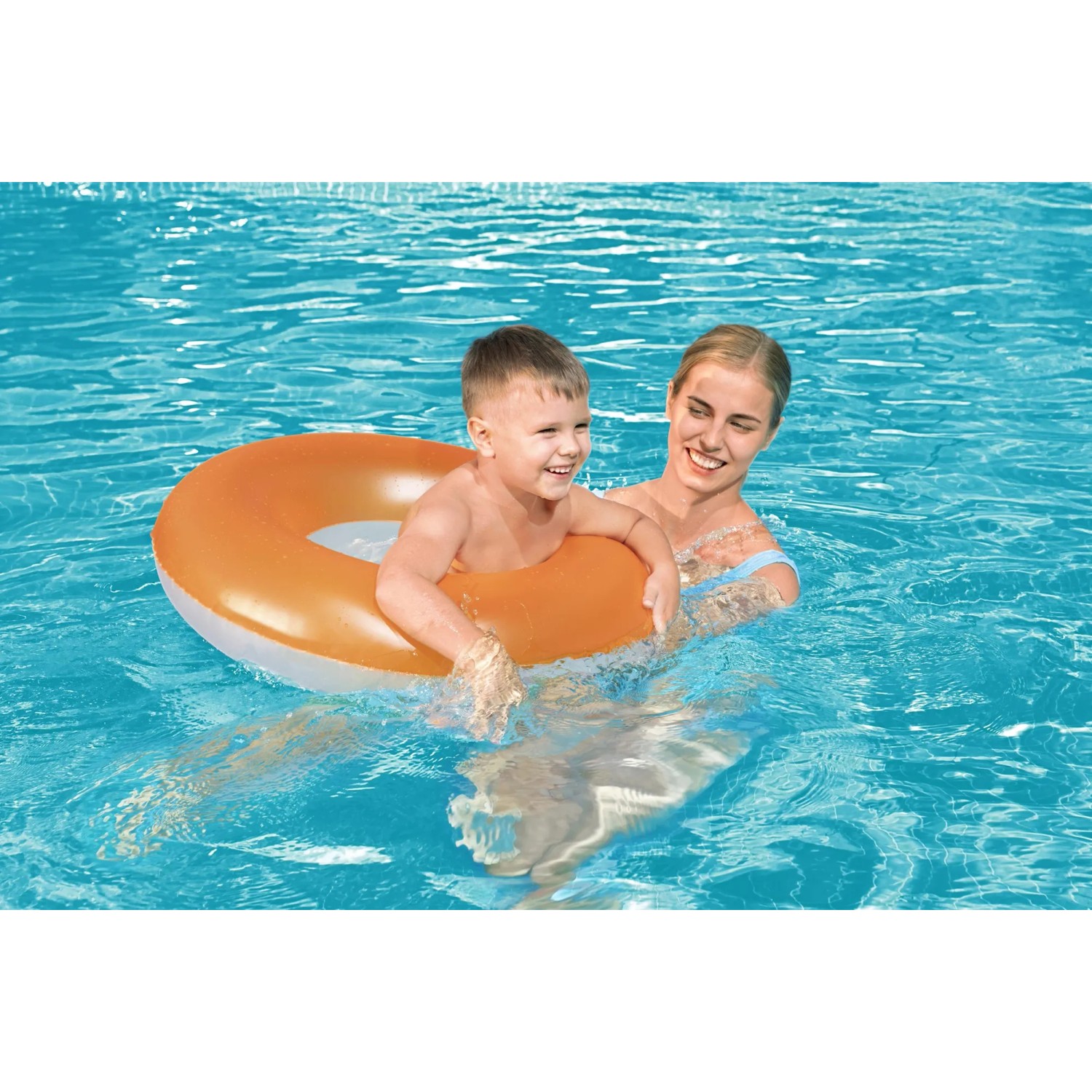 Kind mit Bestway Schwimmring (orange/weiß) im Pool mit Aufsichtsperson.