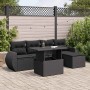 Schwarze 6-teilige Garten-Sofagarnitur aus Poly Rattan mit Kissen und verstellbarem Tisch.