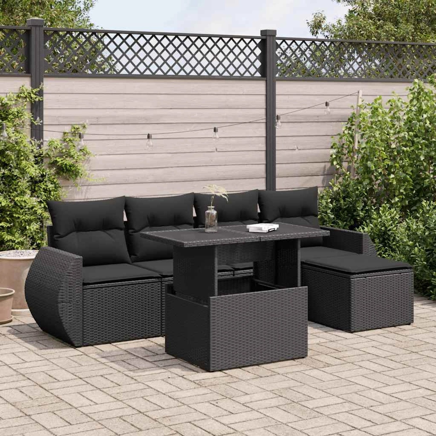 Schwarze 6-teilige Garten-Sofagarnitur aus Poly Rattan mit Kissen und verstellbarem Tisch.