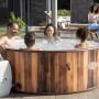 LAY-Z-SPA Helsinki AirJet Whirlpool mit Familie im Garten, Holzoptik, rund.