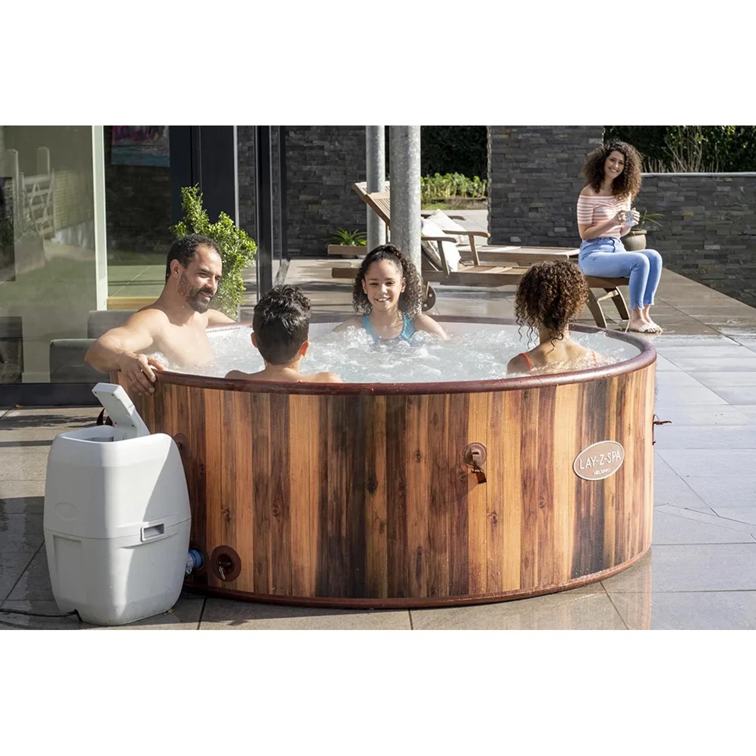 LAY-Z-SPA Helsinki AirJet Whirlpool mit Familie im Garten, Holzoptik, rund.