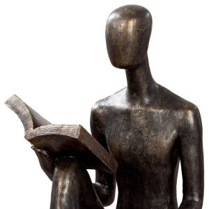 Gilde Skulptur Reading: Bronzefarbene Kunstharzfigur einer Person, die ein Buch liest, mit Antik-Finish. Dekorative Figur.