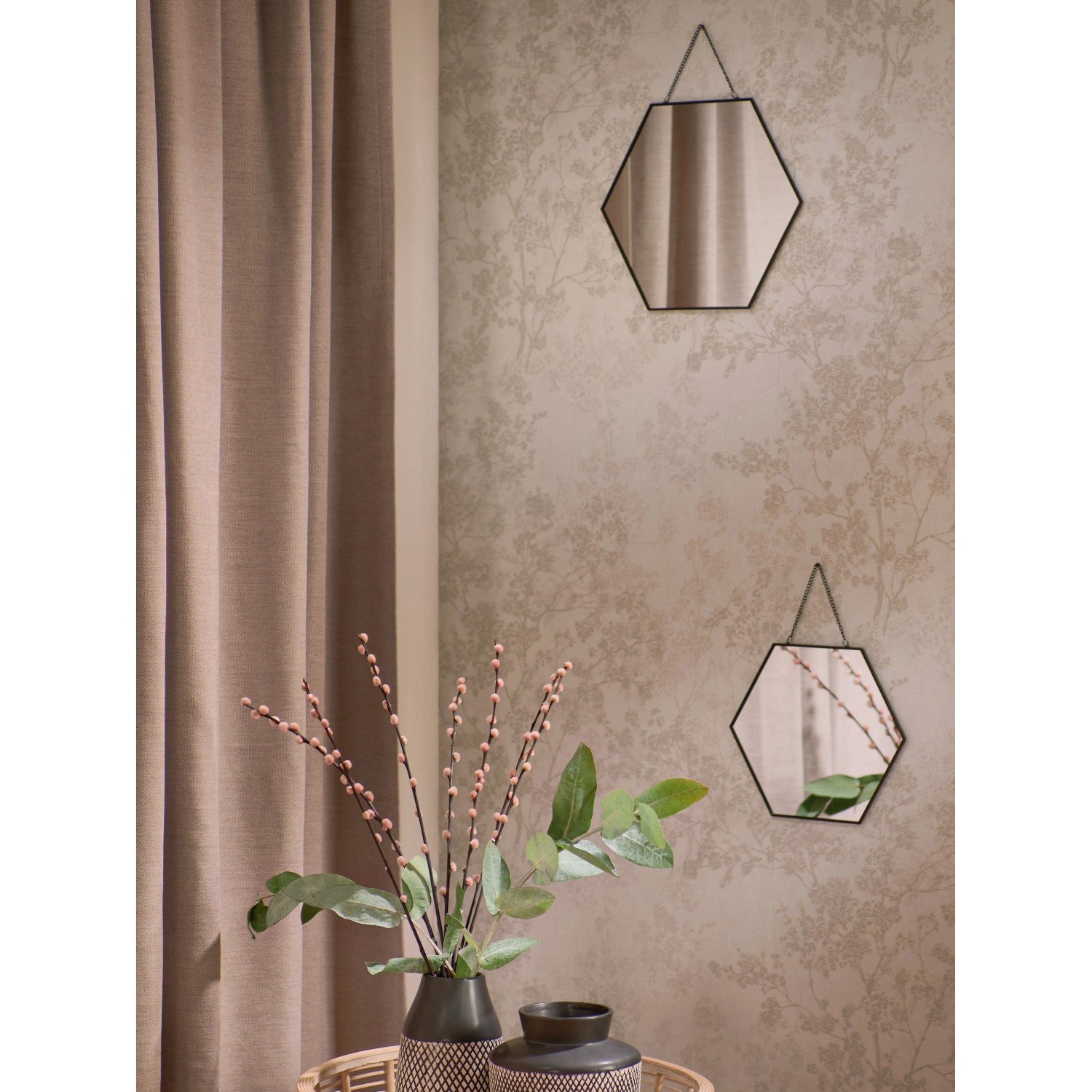 Wandspiegel-Set Minimalist Zen, 3-teilig, mit schwarzen Metallrahmen und Kettenaufhängung.