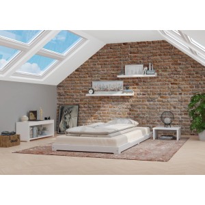 Weißes Erst-Holz Flachbett Kiefer 90x200 im Raum mit Dachfenstern und Ziegelwand.