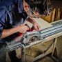 Einhell Akku-Handkreissäge TP-CS 18/190 Li BL Solo beim Holzschnitt mit Führungsschiene.