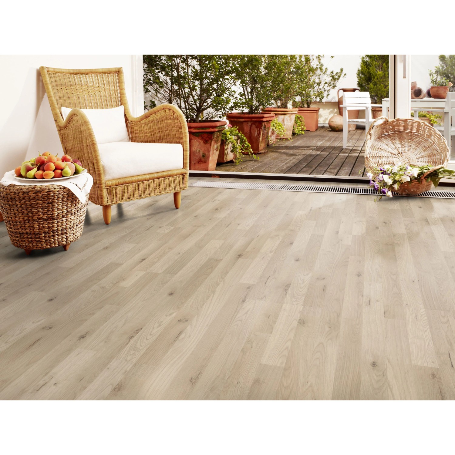 Heller Kaindl Laminatboden CMI 6 mm Eiche Levi in Wohnraum-Szene mit Sessel und Dekoration.