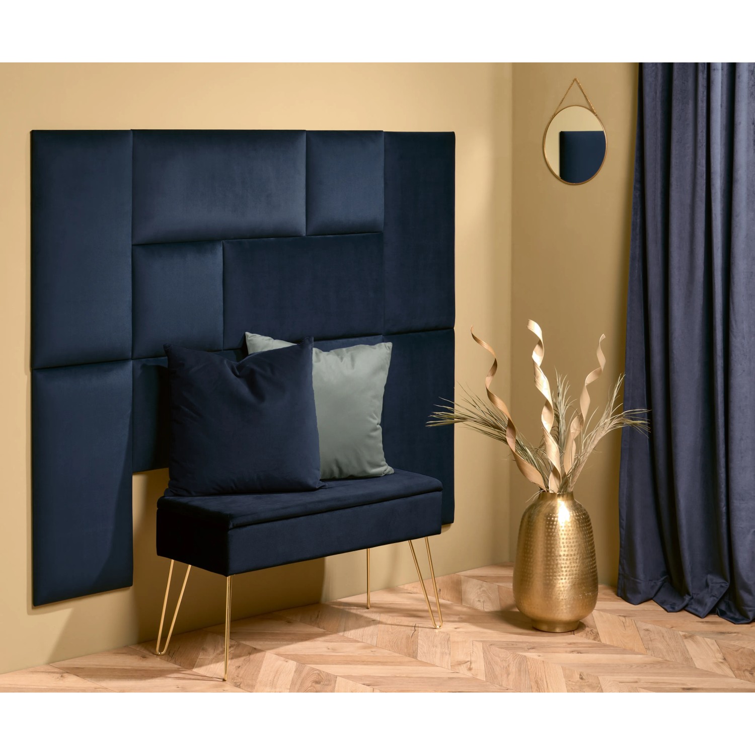 OBI Vorhang Saphire 2er-Set (135x250cm) mit Tunnelzug, kombiniert mit Wandpaneelen und Deko.