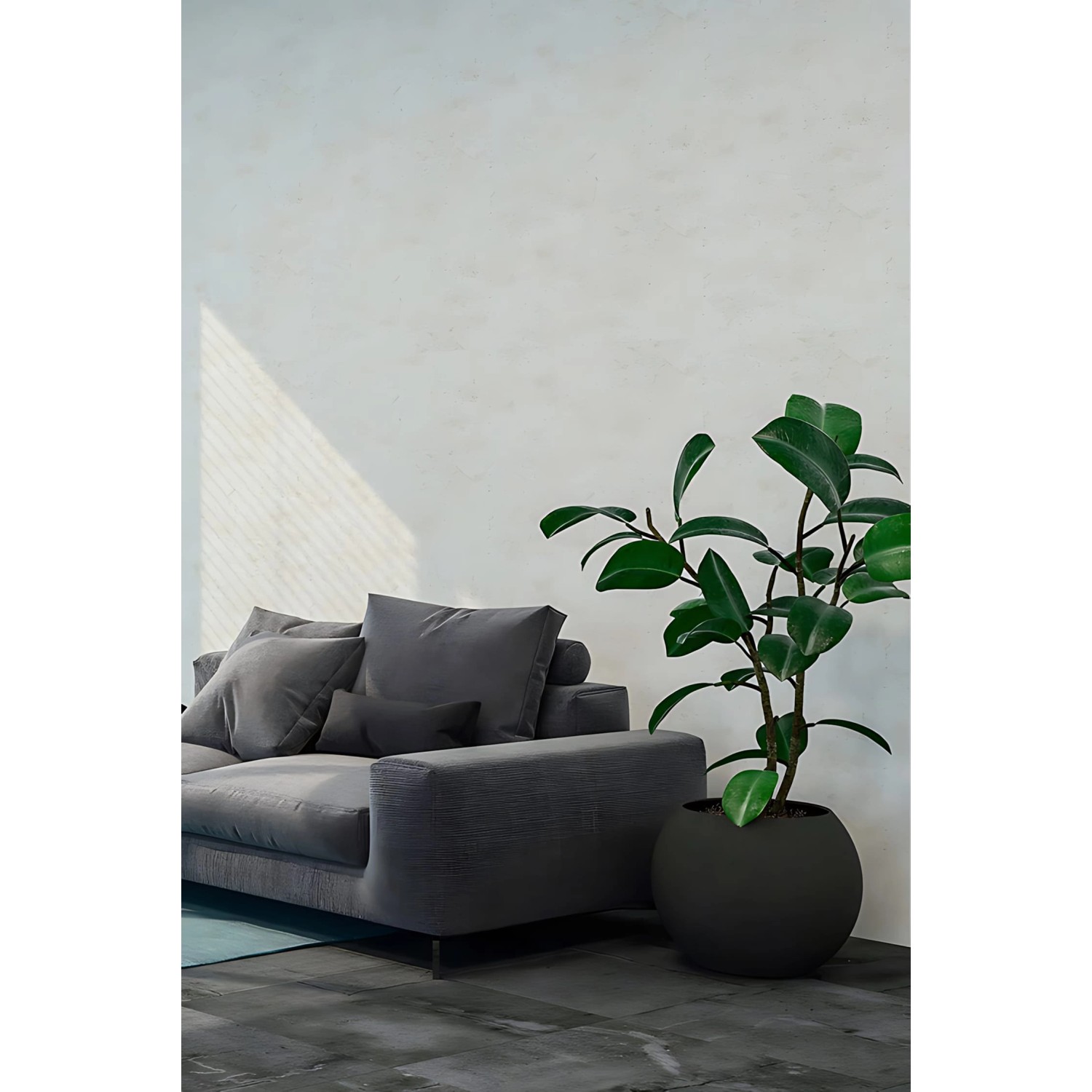 Wohnszene mit PROFHOME Uni Tapete in Creme Weiß, passend zu Sofa und Pflanze.