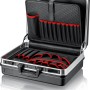 Offener, schwarzer Knipex Werkzeugkoffer Basic mit Zahlenschloss und Werkzeugfächern.