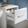 Detailaufnahme: Weißes Badmöbel-Set Linus (5-tlg.) mit offenem Schubfach und Rillenoptik.