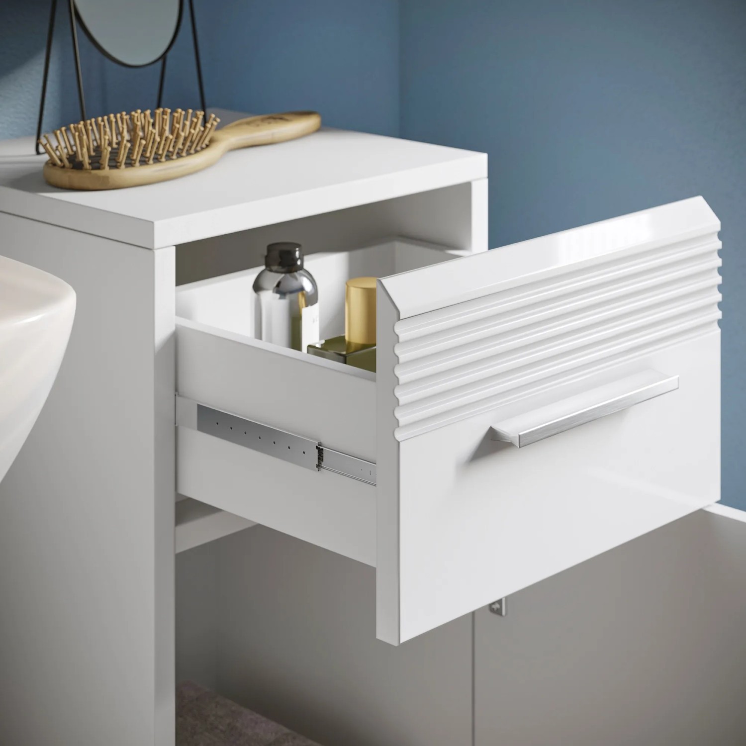 Detailaufnahme: Weißes Badmöbel-Set Linus (5-tlg.) mit offenem Schubfach und Rillenoptik.