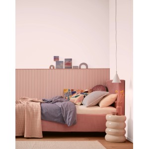 Schlafzimmer in Perlrosa mit Alpina Wandfarbe Pure Farben. Matte, bunte Wandfarbe für Innenräume.